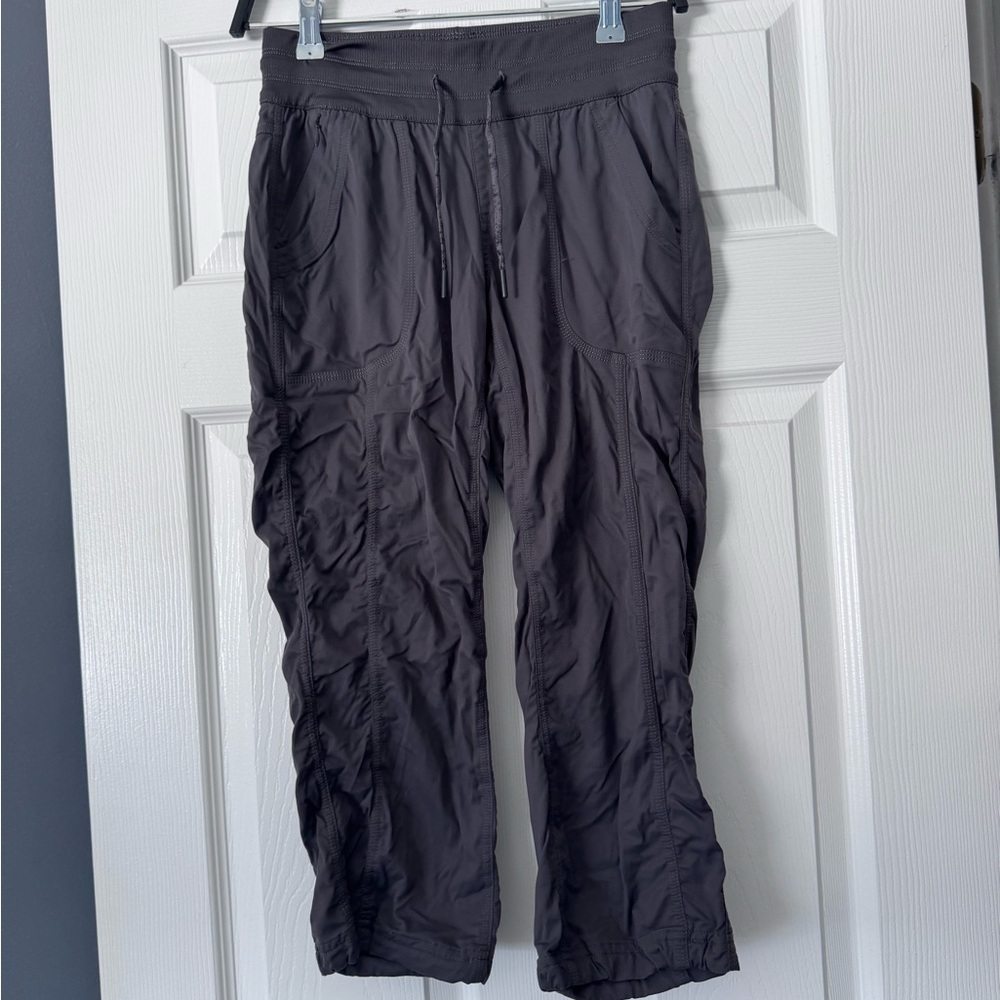 North face capri XS dark gray GUC